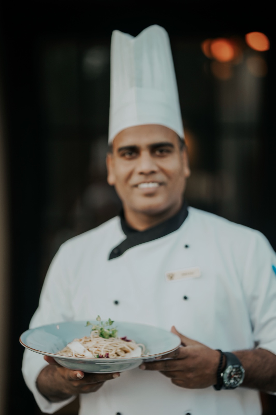 Prémium séf tálalás közben — LCR Group HORECA munkaerő